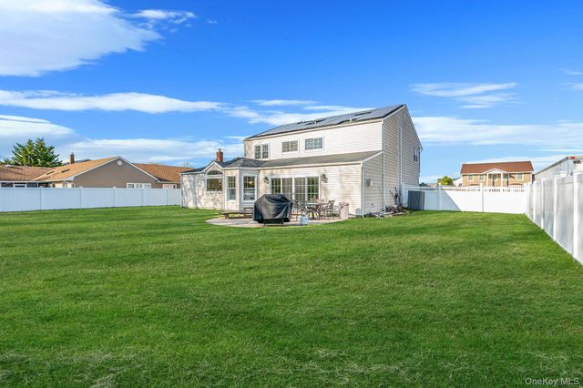 128 Pace Drive S, West Islip, NY 11795