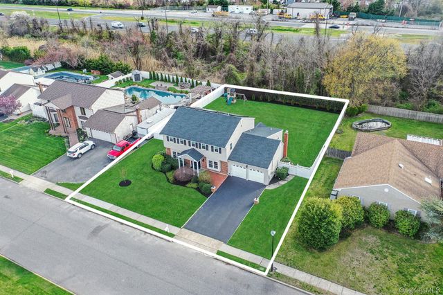 128 Pace Drive S, West Islip, NY 11795