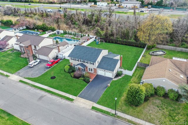 128 Pace Drive S, West Islip, NY 11795