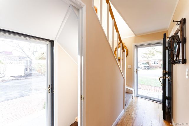 16 Eighth Street, Carle Place, NY 11514