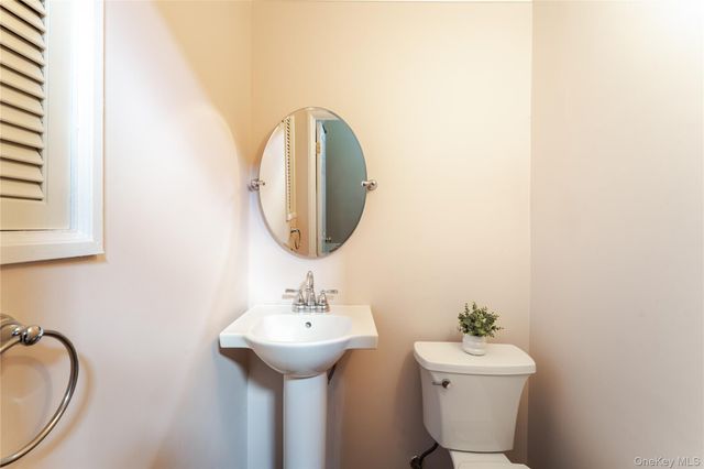 16 Eighth Street, Carle Place, NY 11514