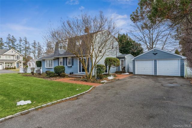 16 Eighth Street, Carle Place, NY 11514