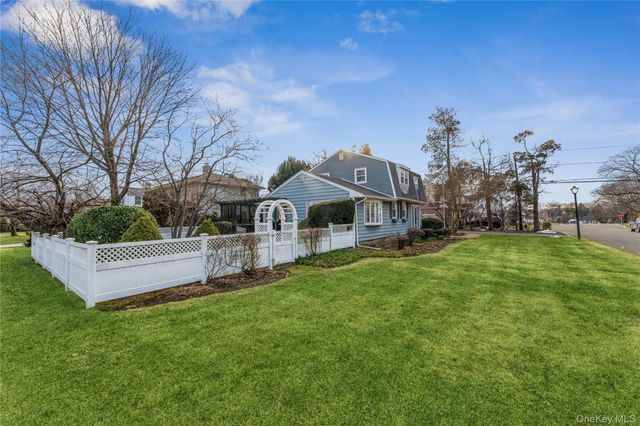 16 Eighth Street, Carle Place, NY 11514