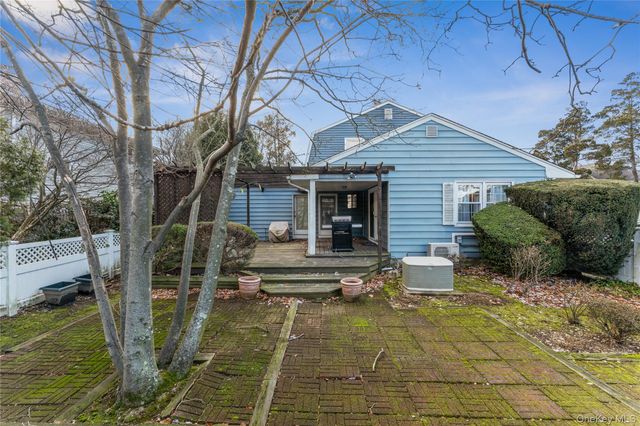 16 Eighth Street, Carle Place, NY 11514