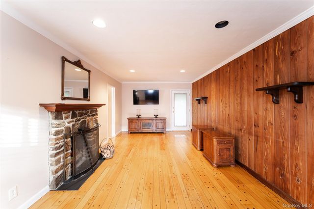 16 Eighth Street, Carle Place, NY 11514