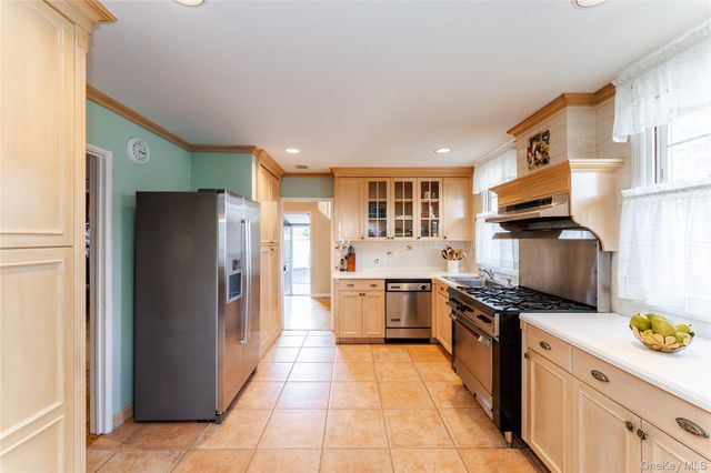 16 Eighth Street, Carle Place, NY 11514