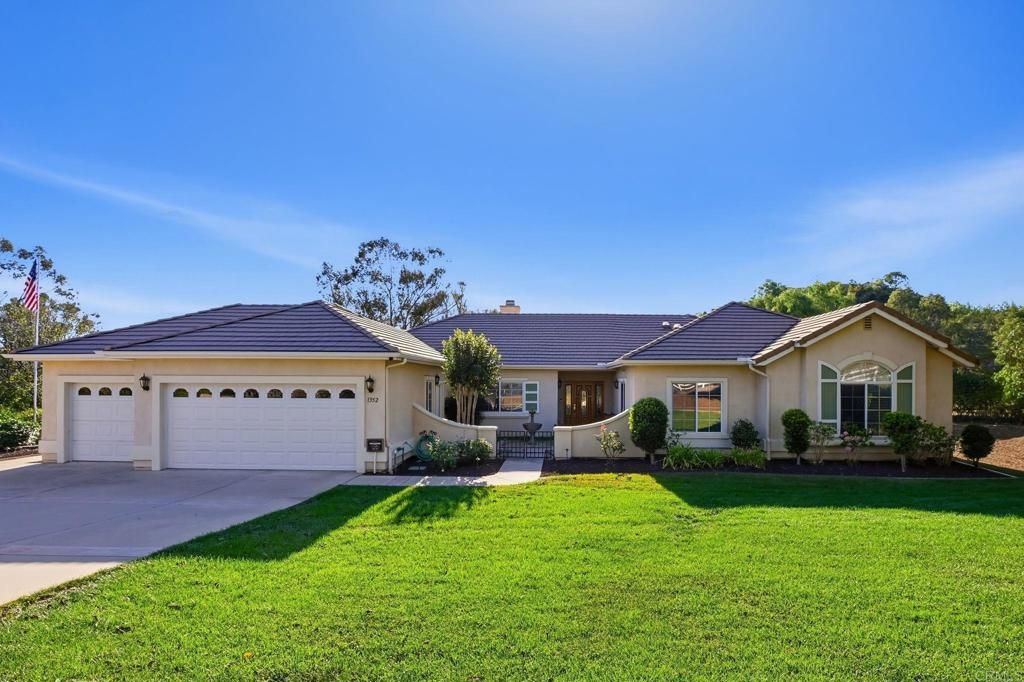 1352 Tierra Roja Drive, Fallbrook, CA 92028 — exterior