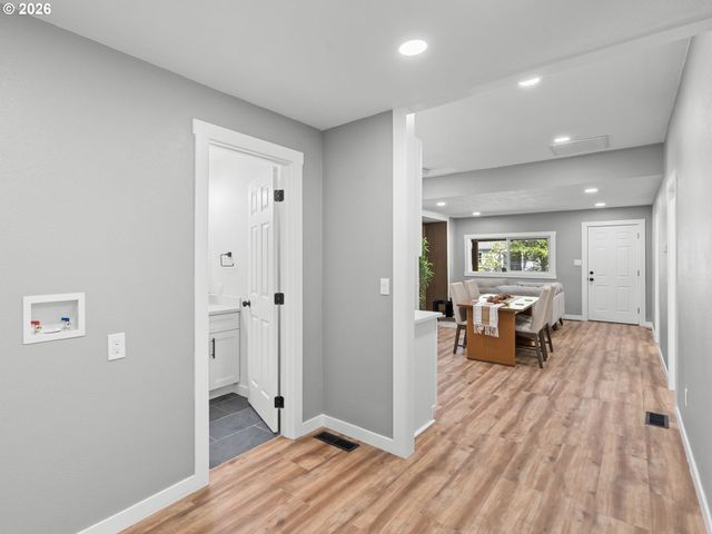 8042 Se TOLMAN St, Portland, OR 97206