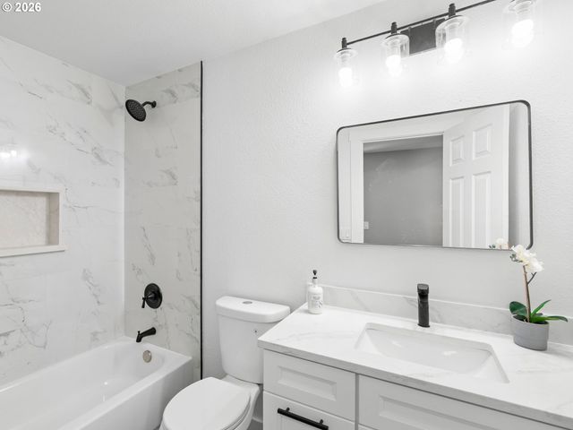 8042 Se TOLMAN St, Portland, OR 97206