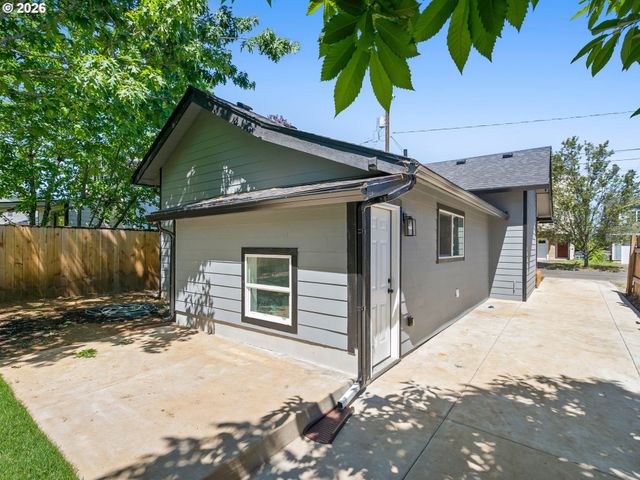 8042 Se TOLMAN St, Portland, OR 97206