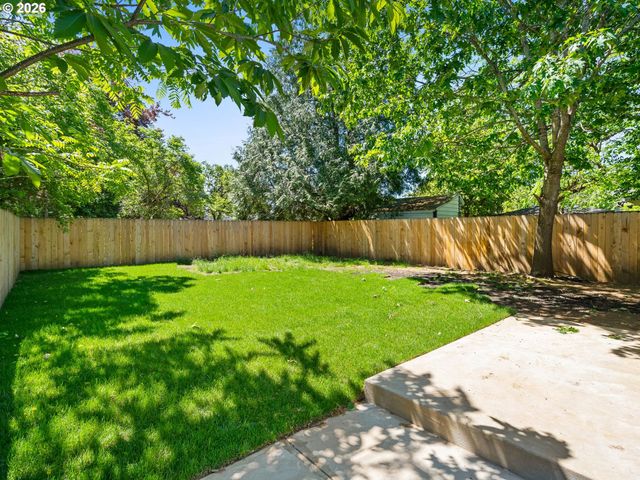 8042 Se TOLMAN St, Portland, OR 97206