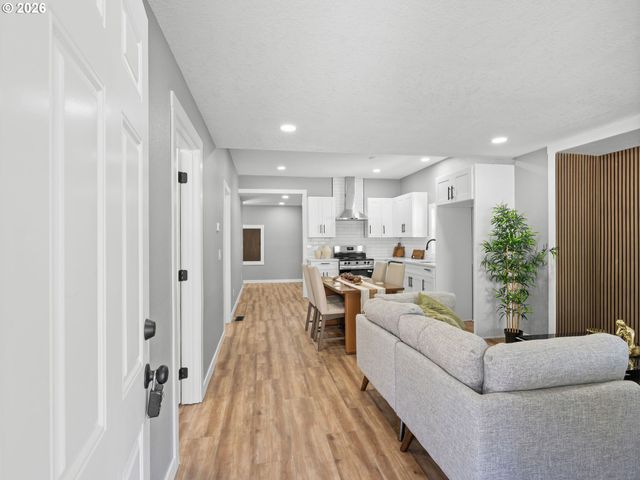 8042 Se TOLMAN St, Portland, OR 97206