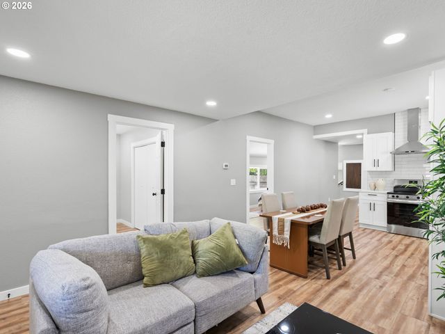 8042 Se TOLMAN St, Portland, OR 97206