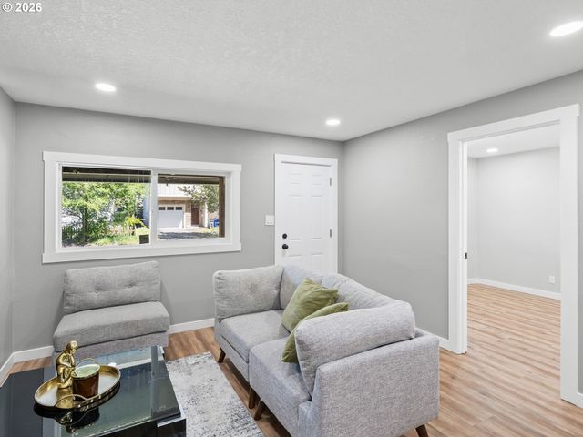 8042 Se TOLMAN St, Portland, OR 97206