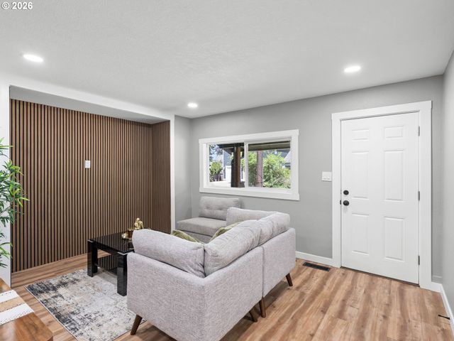 8042 Se TOLMAN St, Portland, OR 97206