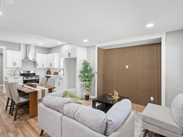 8042 Se TOLMAN St, Portland, OR 97206