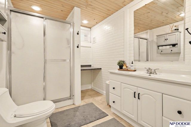 2008 S 58 Street, Omaha, NE 68106
