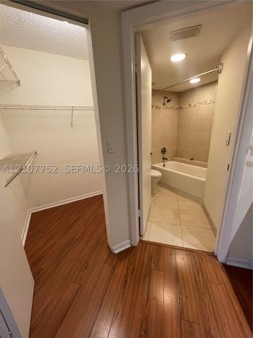 2831 N Oakland Forest Dr 211, Oakland Park, FL 33309