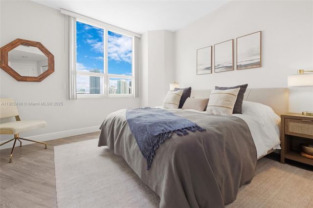 848 Brickell Key Dr 3905, Miami, FL 33131