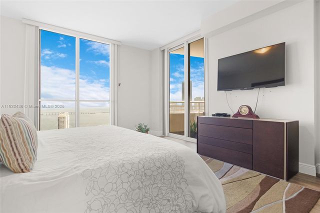 848 Brickell Key Dr 3905, Miami, FL 33131