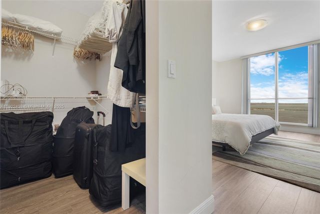 848 Brickell Key Dr 3905, Miami, FL 33131