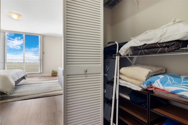 848 Brickell Key Dr 3905, Miami, FL 33131