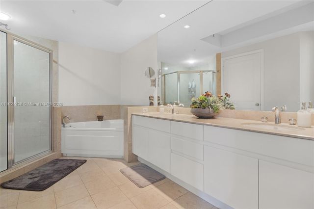 848 Brickell Key Dr 3905, Miami, FL 33131