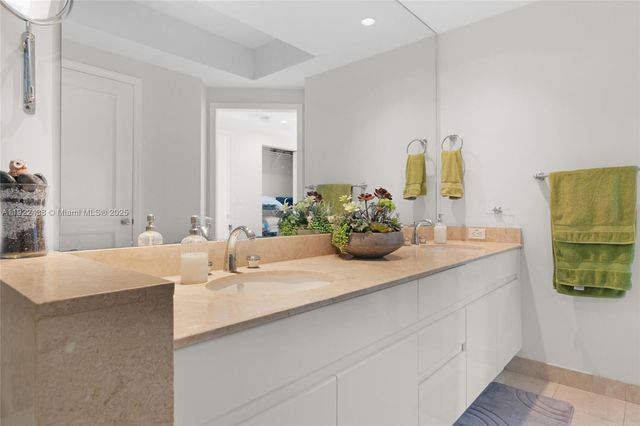 848 Brickell Key Dr 3905, Miami, FL 33131