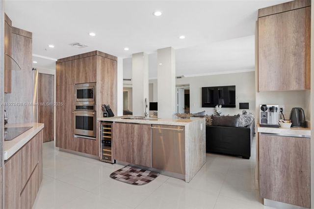 848 Brickell Key Dr 3905, Miami, FL 33131