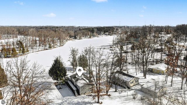 6820 W Shore Drive, Weidman, MI 48893