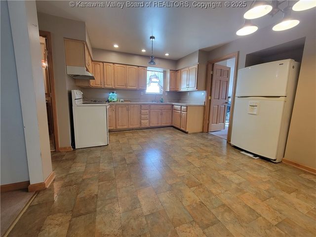 218 95th Street, Marmet, WV 25315