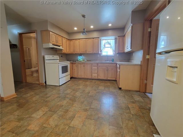 218 95th Street, Marmet, WV 25315