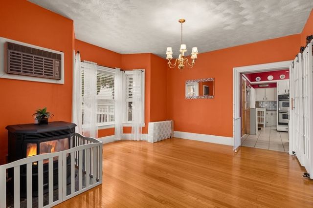 55 Arlington St, Lowell, MA 01854