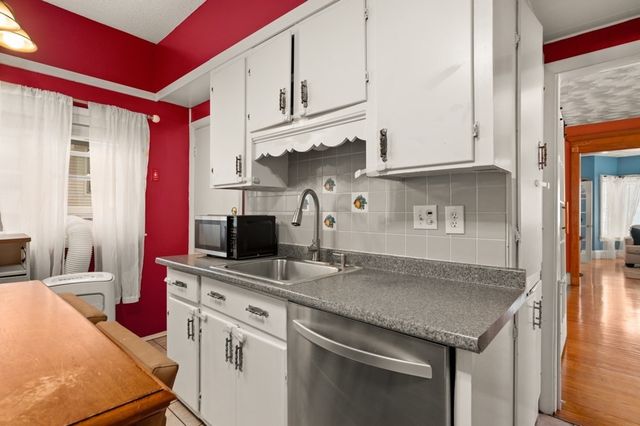 55 Arlington St, Lowell, MA 01854