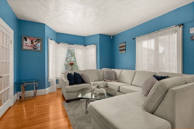 55 Arlington St, Lowell, MA 01854