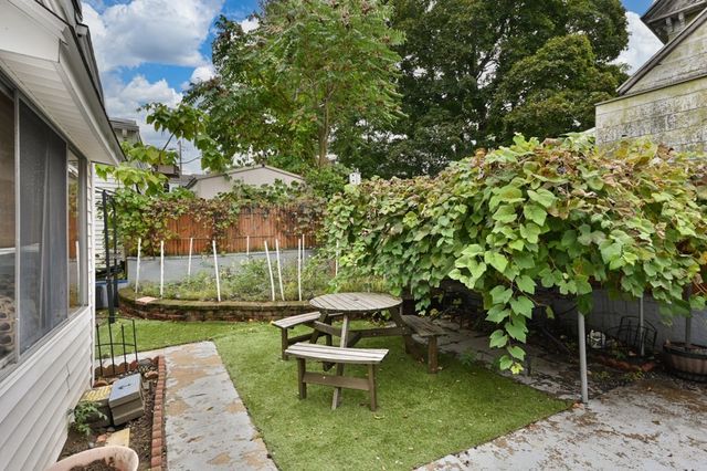 55 Arlington St, Lowell, MA 01854
