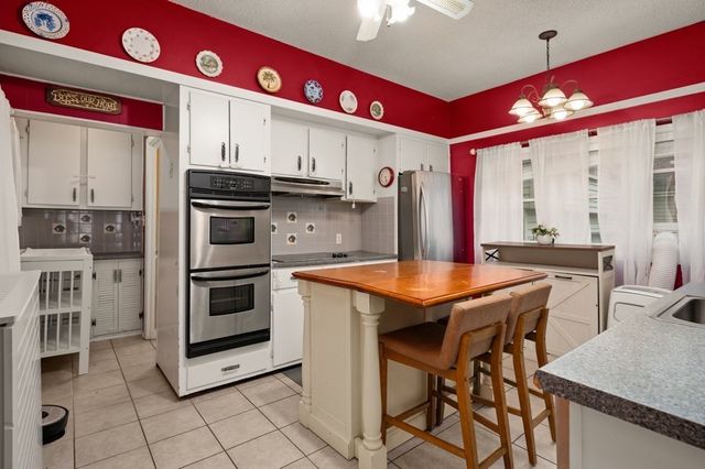 55 Arlington St, Lowell, MA 01854
