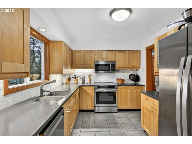 3564 Sw COUNCIL CREST Dr, Portland, OR 97239