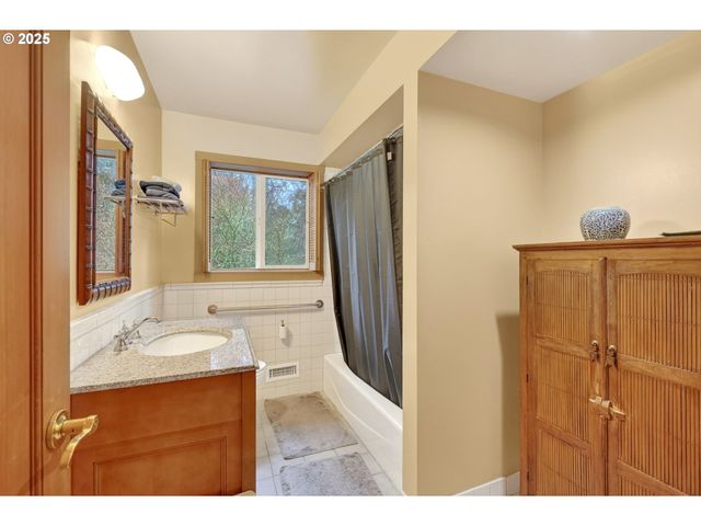 3564 Sw COUNCIL CREST Dr, Portland, OR 97239