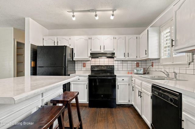 12207 Somerset Dr, Louisville, KY 40229