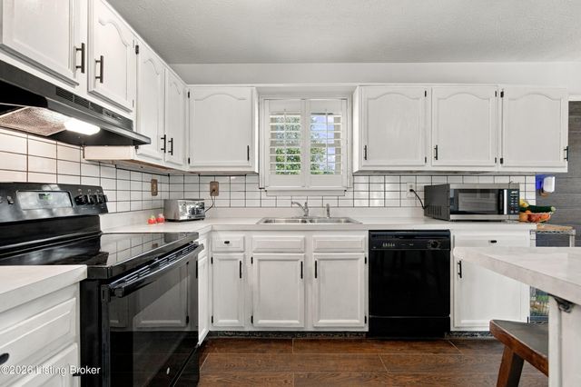 12207 Somerset Dr, Louisville, KY 40229