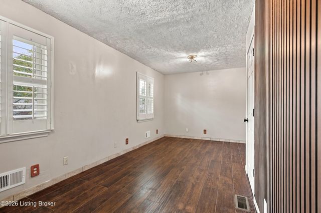 12207 Somerset Dr, Louisville, KY 40229