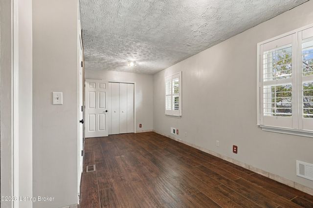 12207 Somerset Dr, Louisville, KY 40229