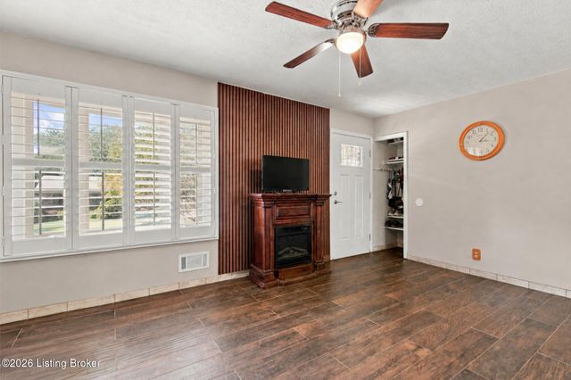 12207 Somerset Dr, Louisville, KY 40229