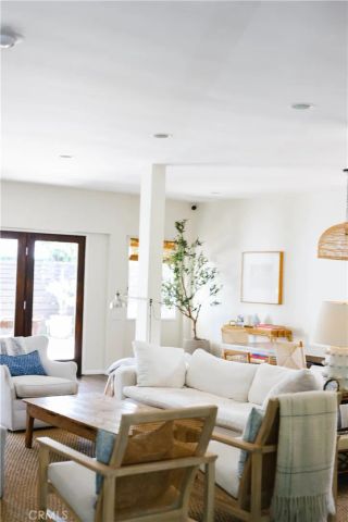 11336 Montana, Los Angeles, CA 90049