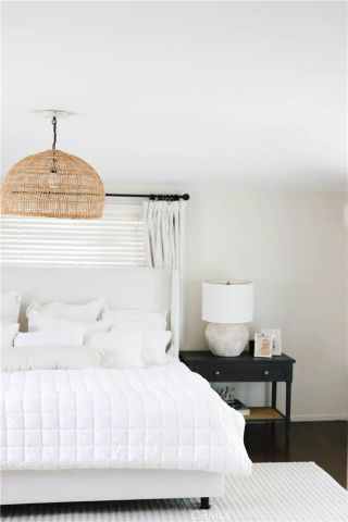 11336 Montana, Los Angeles, CA 90049