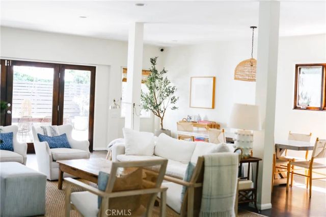 11336 Montana, Los Angeles, CA 90049