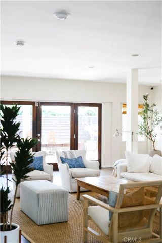 11336 Montana, Los Angeles, CA 90049
