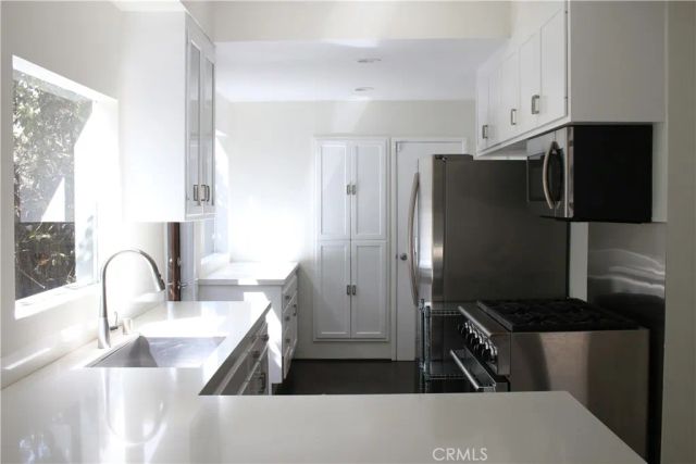 11336 Montana, Los Angeles, CA 90049