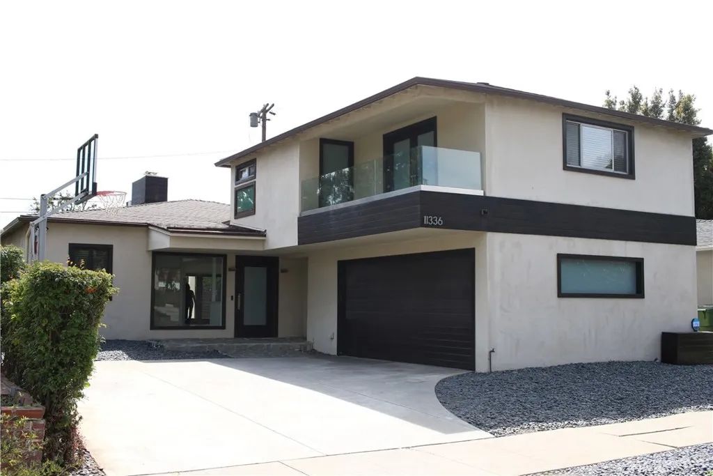 11336 Montana, Los Angeles, CA 90049